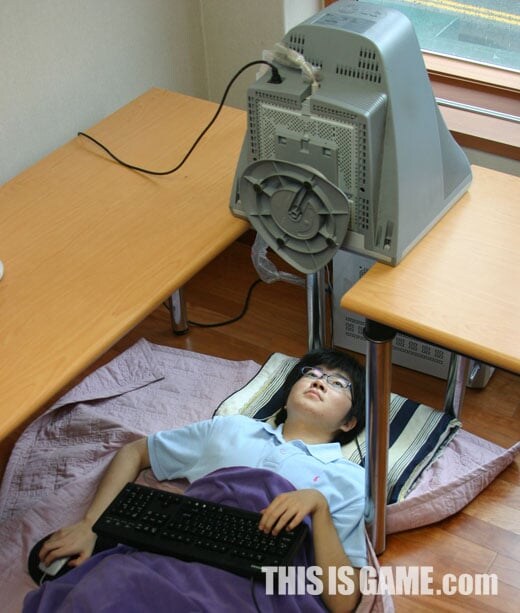 옛날 편한 컴퓨터 자세_1.jpg
