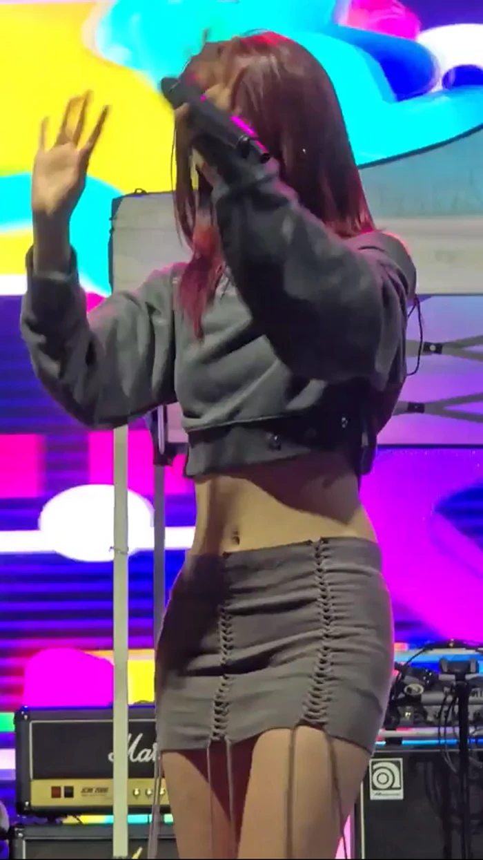 호불호 갈리는 치마 gif_1.webp