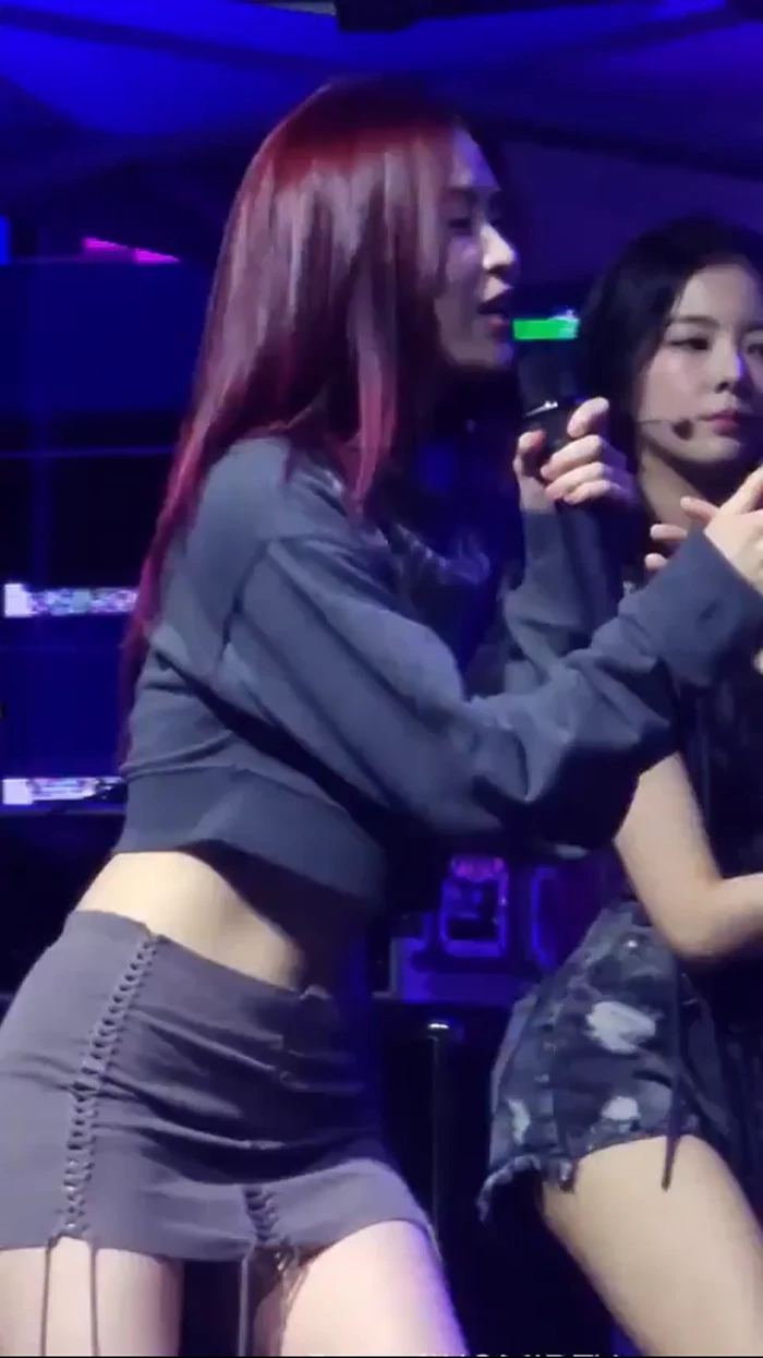 호불호 갈리는 치마 gif_3.webp