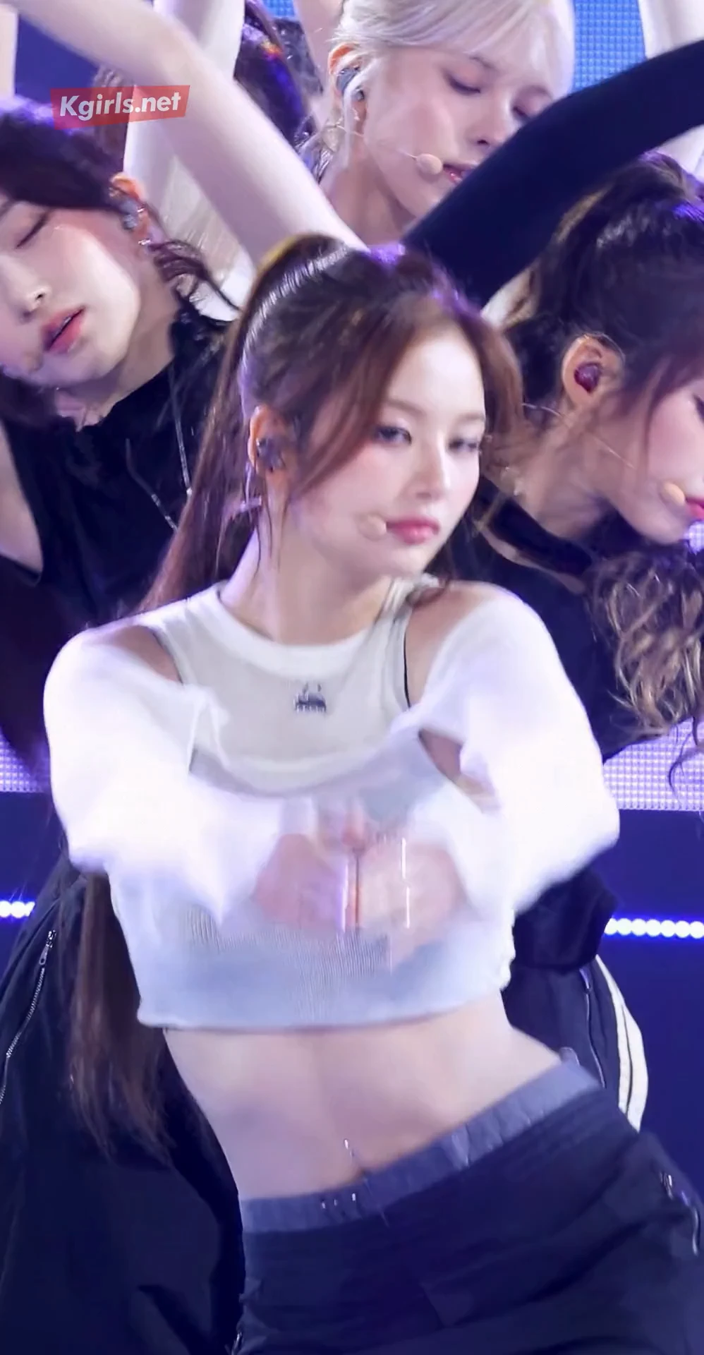 겨드랑이 강조 자세 gif_3.webp