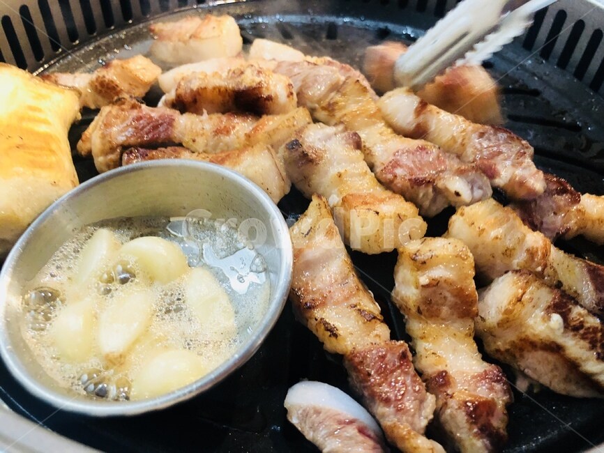 의외로 갈리는 삼겹살 먹을 때 마늘 취향_1.jpg