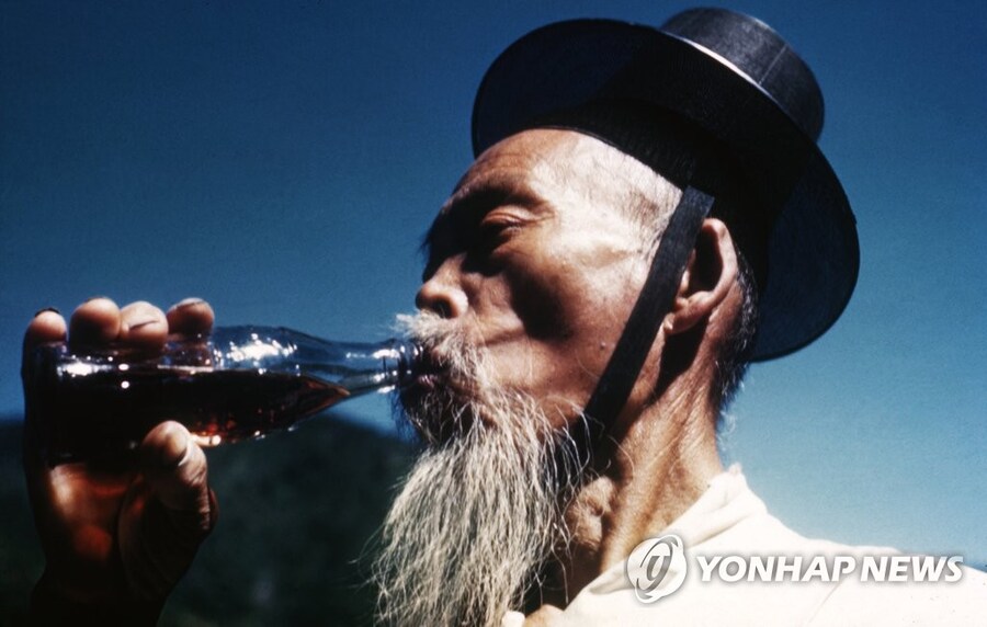 코카콜라 마시는 선비.jpg_1.jpg