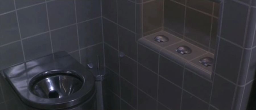 영화속 미래시대 화장실에 있는 조개 껍질 3개_3.jpg