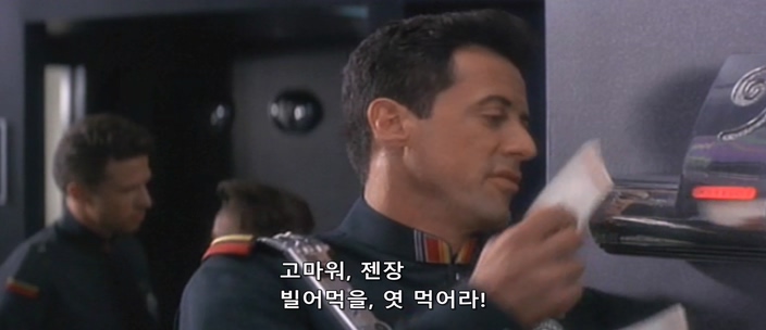 영화속 휴지가 없는 미래시대에서의 화장실_2.jpg