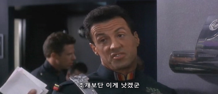 영화속 휴지가 없는 미래시대에서의 화장실_5.jpg