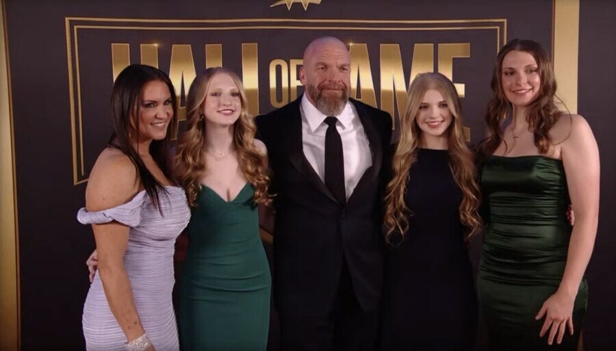 2025 WWE 명예의 전당에 등장한 트리플 H & 스테파니 맥마흔의 딸들_33.jpg