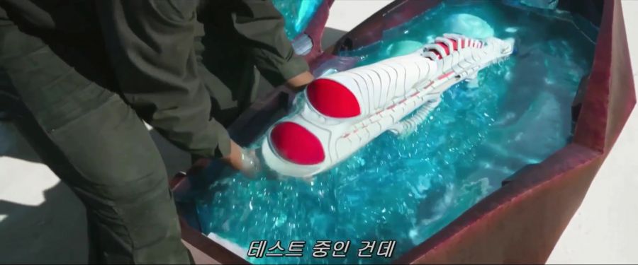 영화속 좋은 무기를 가지고 개조하는 남자_6.jpg