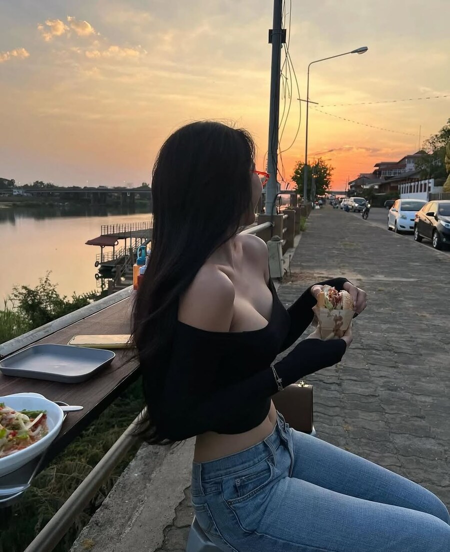 햄버거 들고있는 눈나_1.jpg