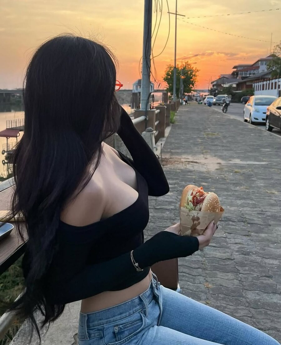 햄버거 들고있는 눈나_2.jpg