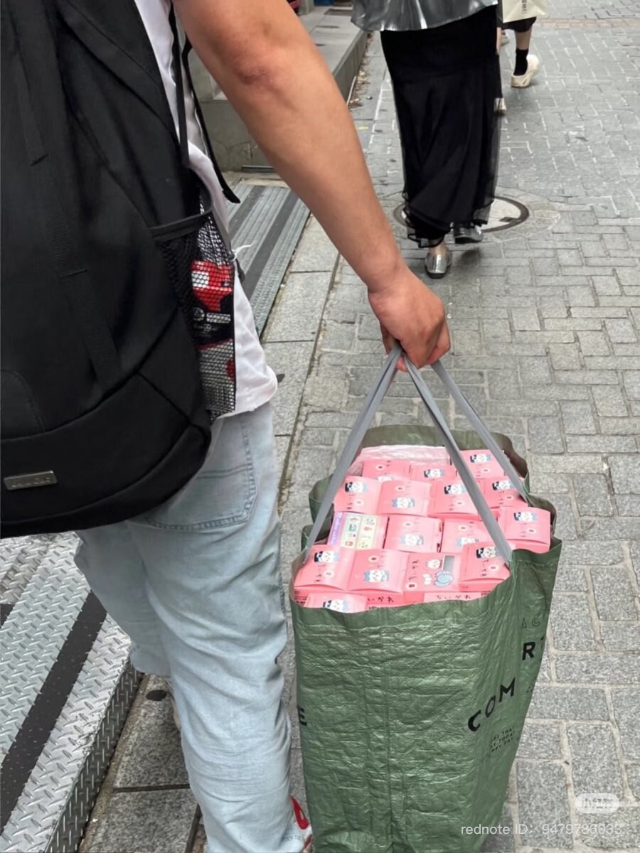 일본가서 해피밀 장난감 싹 쓸어가는 중국인_3.jpg