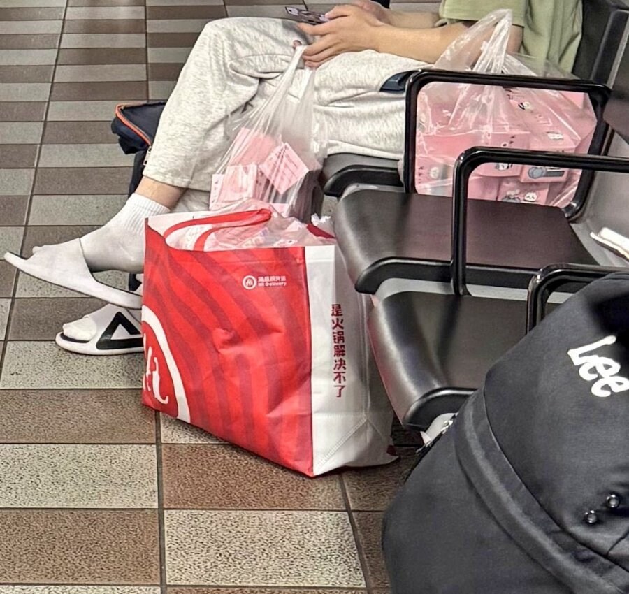 일본가서 해피밀 장난감 싹 쓸어가는 중국인_4.jpg