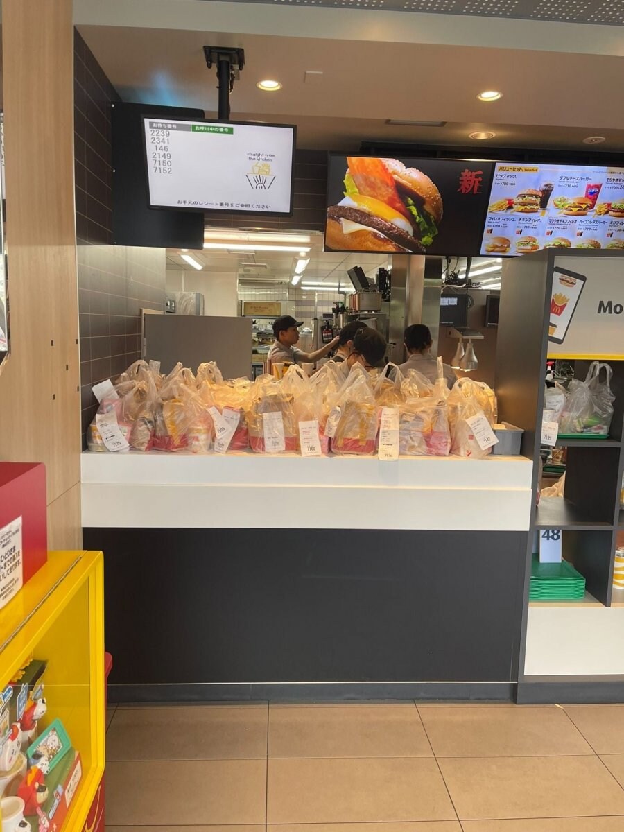 일본가서 해피밀 장난감 싹 쓸어가는 중국인_7.jpg