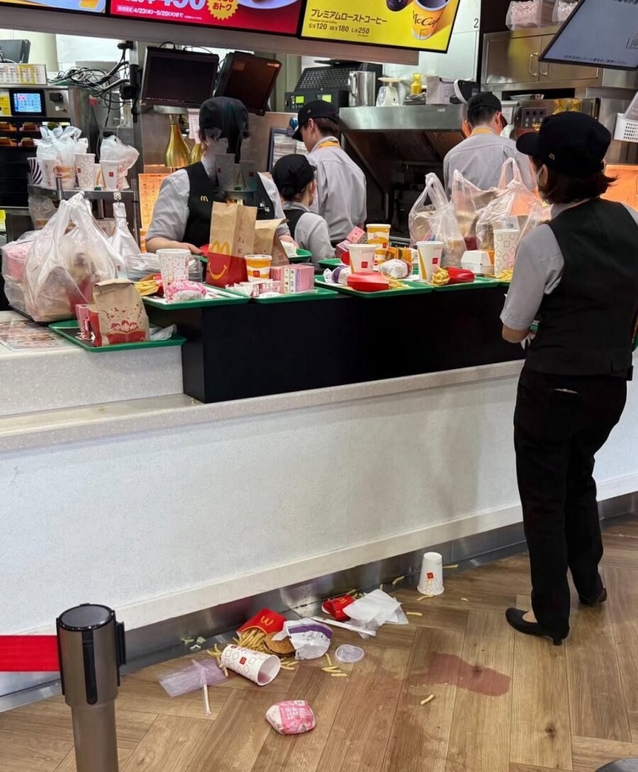 일본가서 해피밀 장난감 싹 쓸어가는 중국인_8.jpg