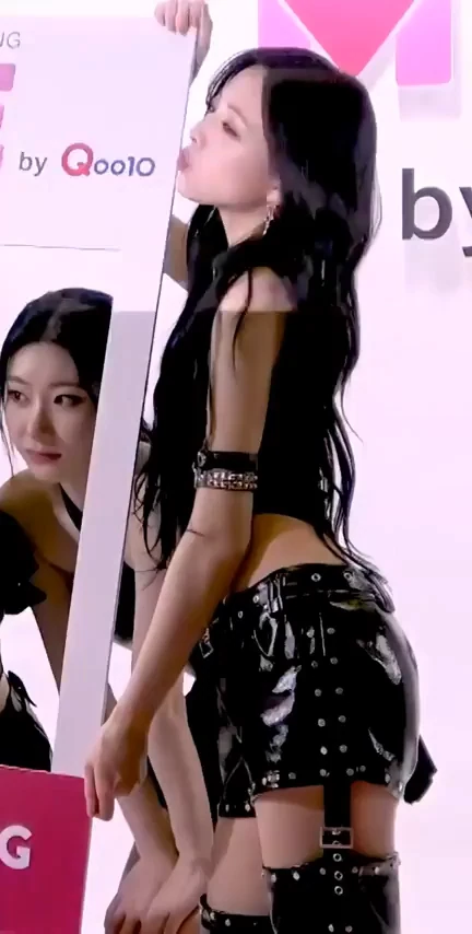 호불호 갈리는 복장 gif_2.webp