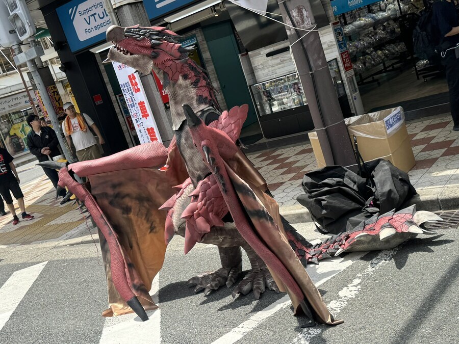 오사카 덴덴타운에 등장한 리오레우스_1.jpg