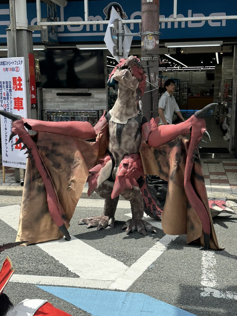 오사카 덴덴타운에 등장한 리오레우스_2.jpg