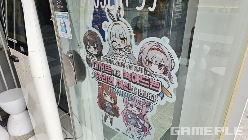 어재 니케 굿즈 두개남은거 가져온 매장에다가_1.jpg