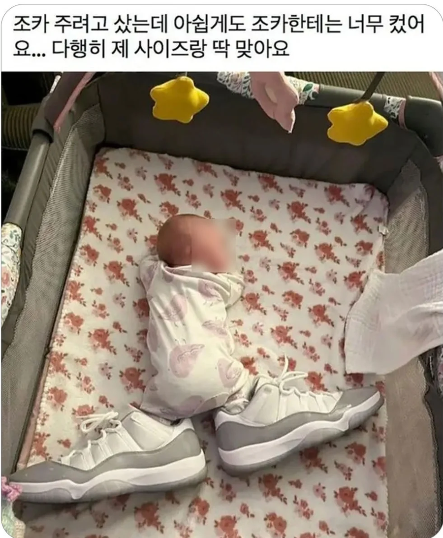 조카 주려고 선물 샀는데 안맞아서 할 수없이 자기가 쓰는 삼촌.JPG_1.webp