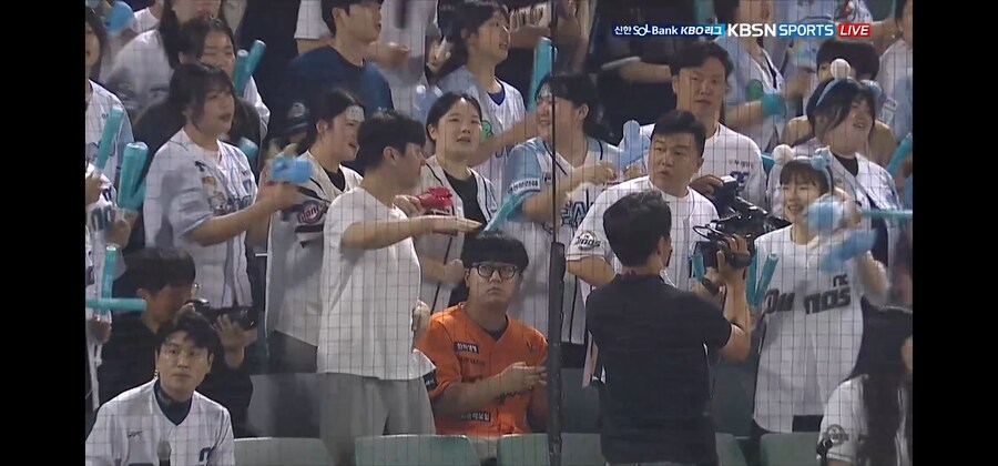 좌석을 잘 못 고른 야구팬_1.jpg