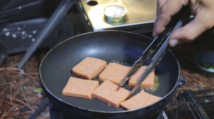 비오는 날 텐트에서 라면에 스팸 먹는 외국인_13.jpg