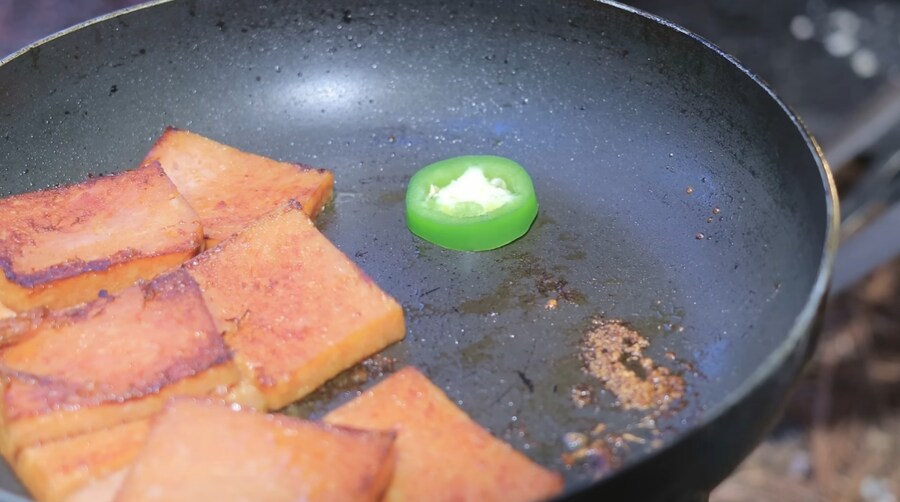 비오는 날 텐트에서 라면에 스팸 먹는 외국인_15.jpg