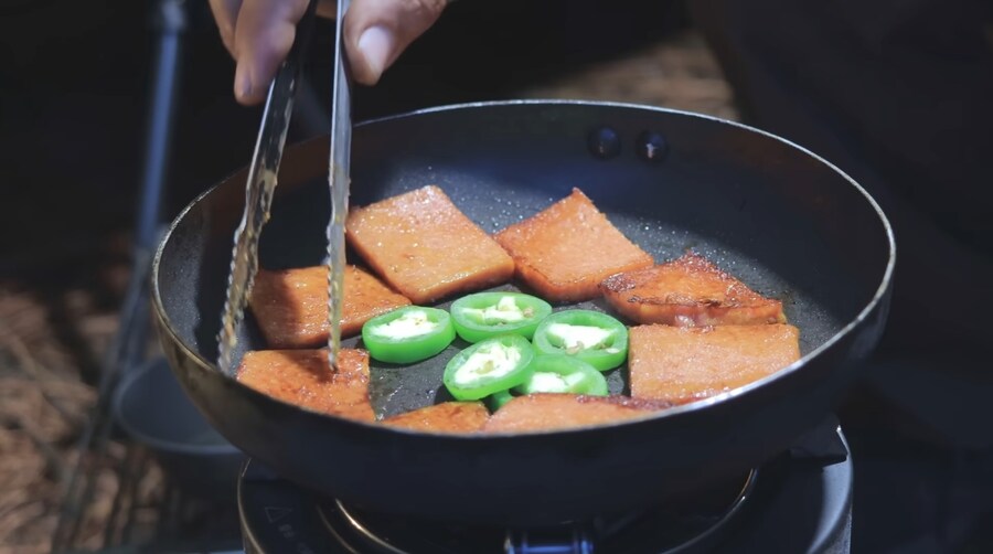 비오는 날 텐트에서 라면에 스팸 먹는 외국인_16.jpg