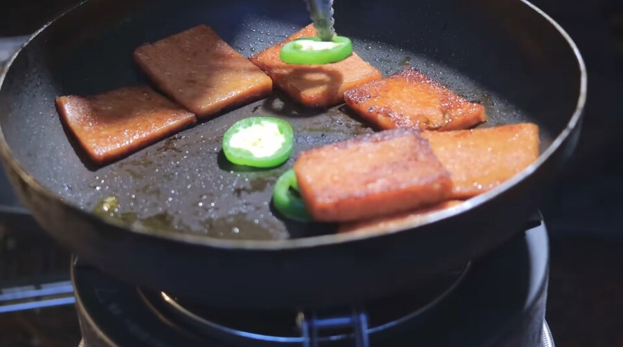비오는 날 텐트에서 라면에 스팸 먹는 외국인_17.jpg