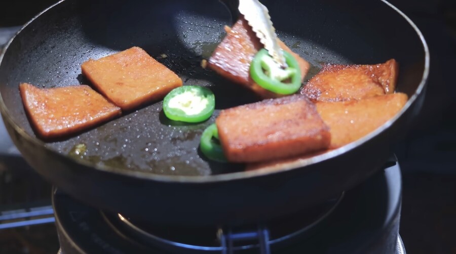 비오는 날 텐트에서 라면에 스팸 먹는 외국인_18.jpg