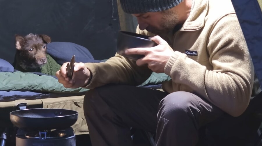 비오는 날 텐트에서 라면에 스팸 먹는 외국인_20.jpg