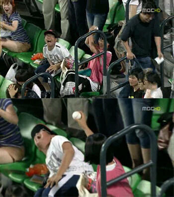 아들에게 날아온 야구공을 얻고 기뻐하는 어머님_1.jpg