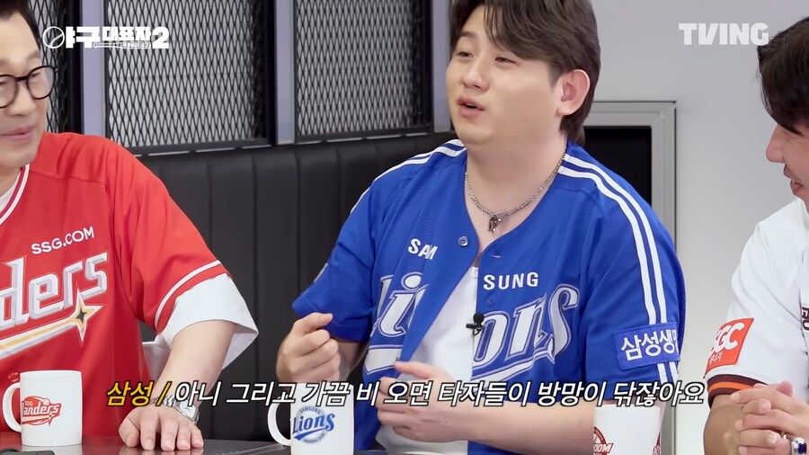 야구선수들이 민망하게 배트를 닦는 이유_1.png
