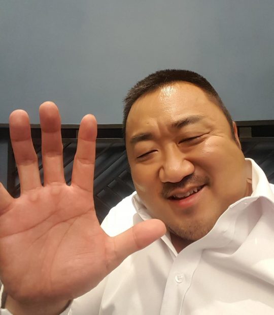 손바닥을 펼친 남자_1.jpg
