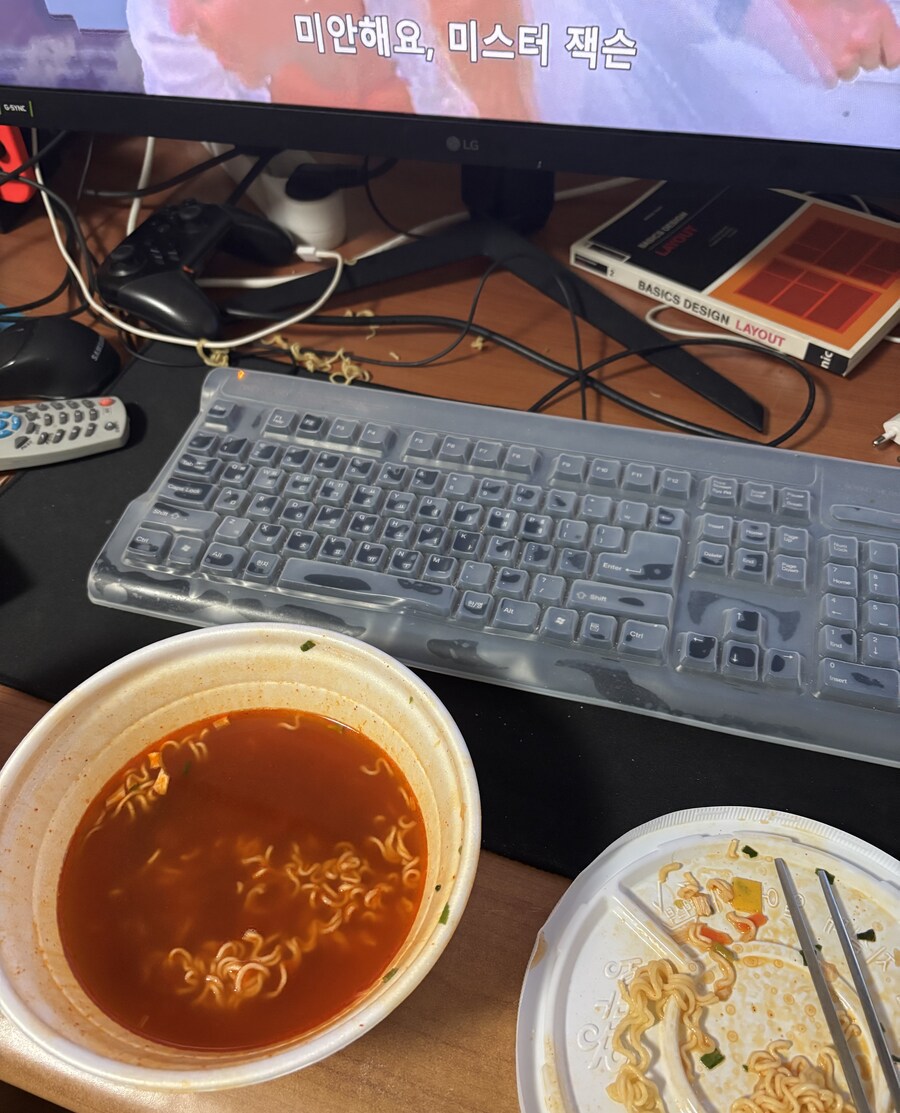 왕뚜껑 먹다 사래 들림_1.jpg