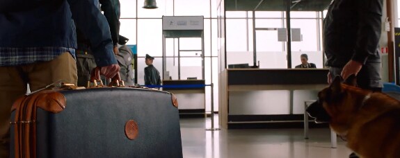 공항 검색대에서 수트를 걸린 피터 파커 절체절명의 위기_1.png