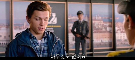 공항 검색대에서 수트를 걸린 피터 파커 절체절명의 위기_5.png