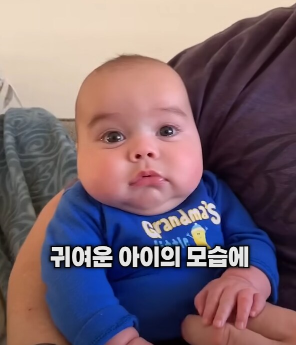 애기 놀려먹는 할아버지와 할머니_1.png