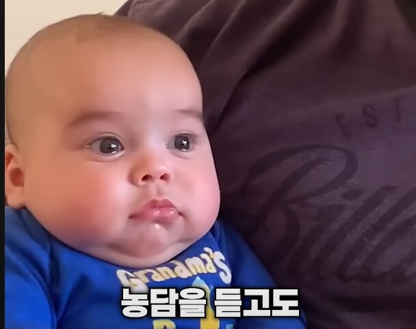 애기 놀려먹는 할아버지와 할머니_6.png
