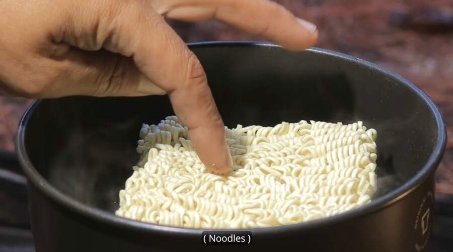 텐트에서 라면에 스팸 먹는 외국인_3.jpg