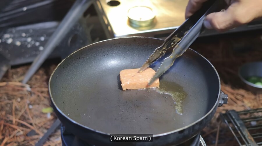 텐트에서 라면에 스팸 먹는 외국인_12.jpg