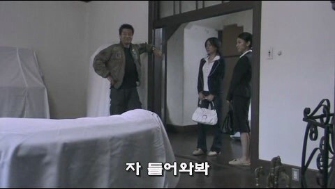 사람이 죽어나간 저택을 사버린 주인공_1.jpg