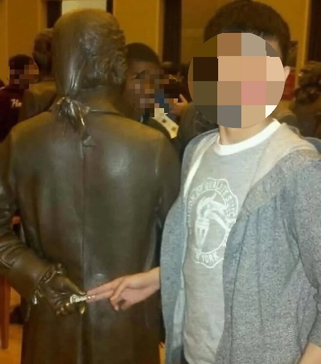 동상 보이면 이러는 사람 꼭 있음_1.png