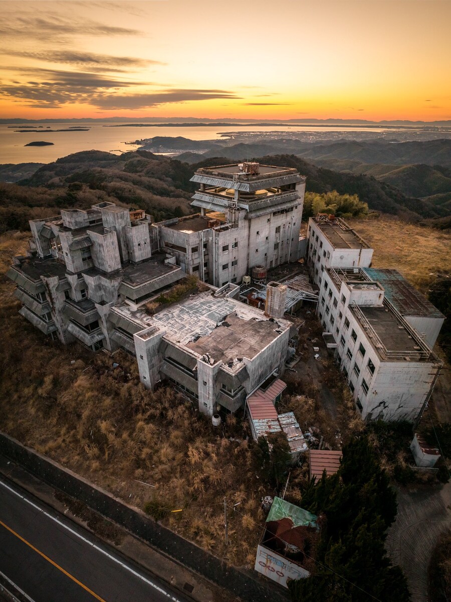 일본, 노을빛 호텔 폐허_1.jpg
