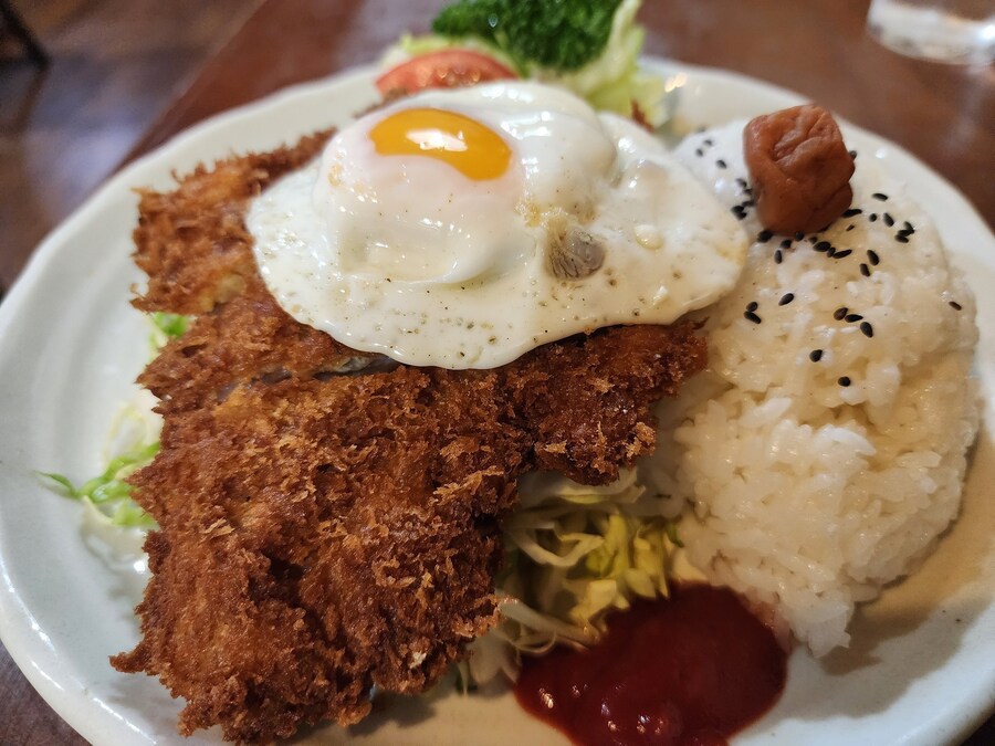 일본, 상당히 푸짐해보이는 550엔짜리 치킨가스 세트_1.jpg