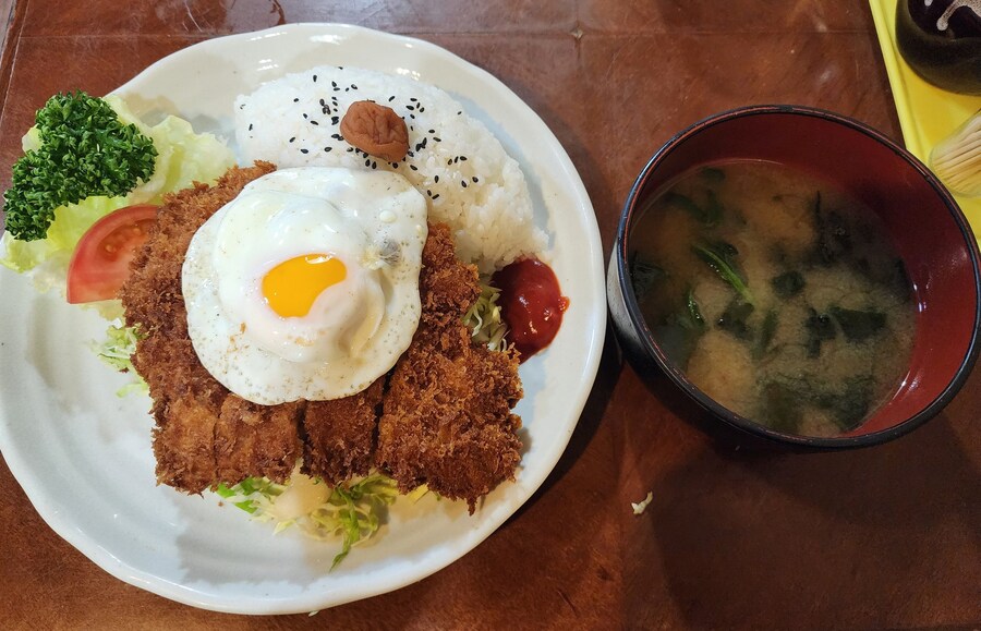 일본, 상당히 푸짐해보이는 550엔짜리 치킨가스 세트_2.jpg