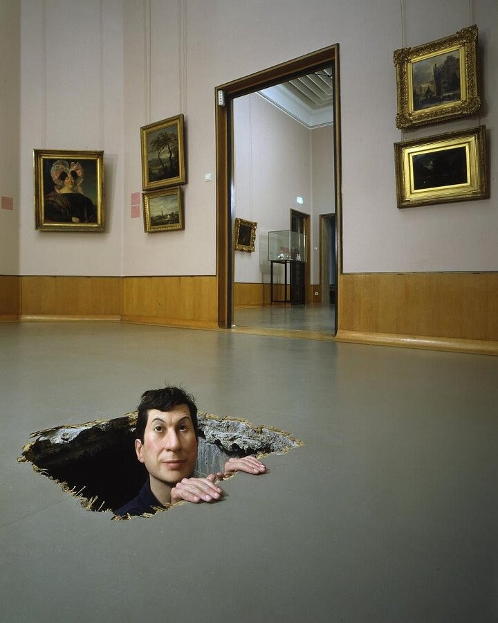 벽에 테이프로 바나나 붙인 작가 특징_3.jpg