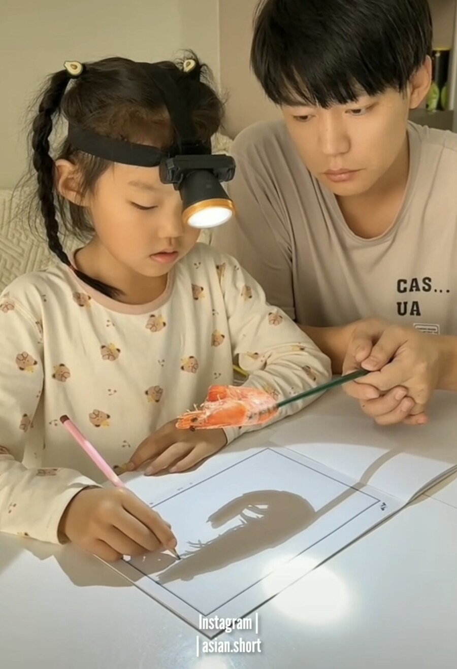 동생의 새우 그리기를 도와주는 오빠.jpg_1.jpg
