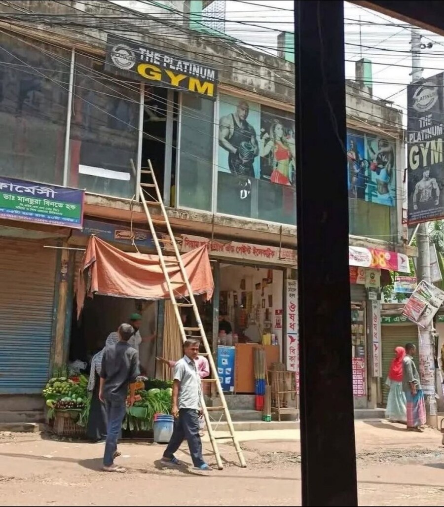 뭔가 심상찮은 헬스장 입구_1.jpg