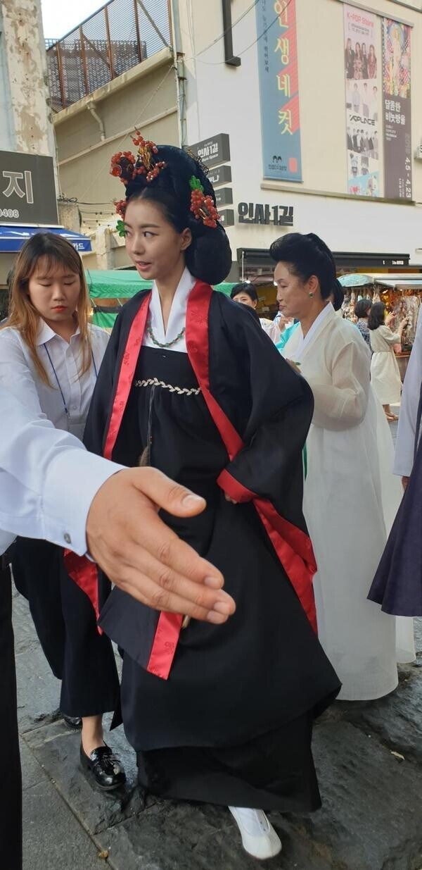 이정도는 되어야 왕후마마를 경호하지.jpg_1.jpg