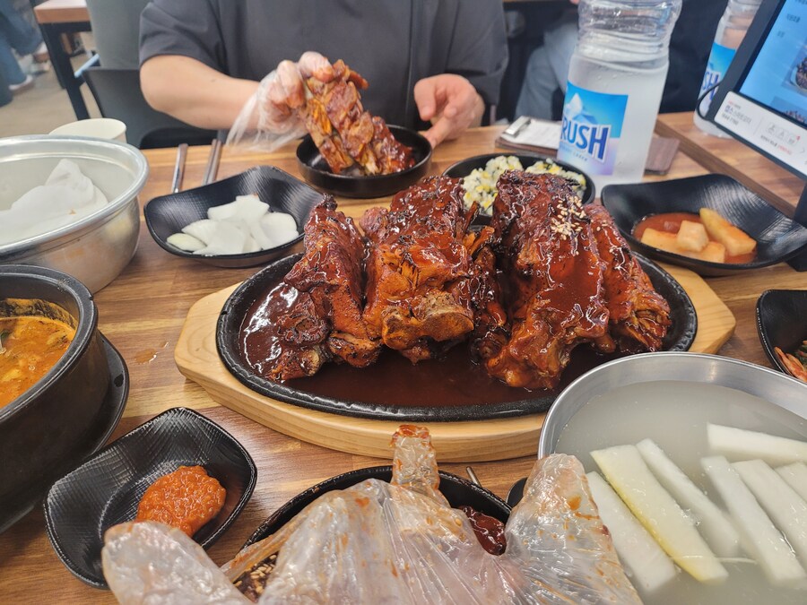 와이프하고 밥먹고 카페옴_1.jpg