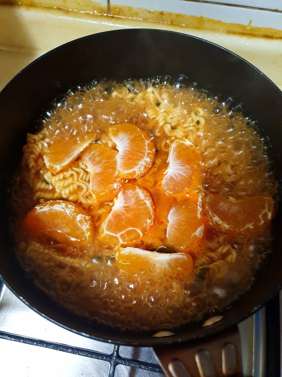 라면도 먹고싶고 귤도 먹고싶어_1.jpg